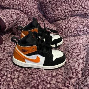 Jordan 1 mid. Used. Good condition. No insoles.